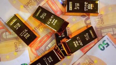 50 Euro 'luk banknotlarda Parlak Altın Çubuklar - Top View. Euro Para Birimi. Bir sürü 50 Euro banknot. Başarı, Finansal ve Varlık Konsepti - Yavaş Dönme Sağı