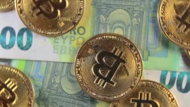 100 Euro 'luk banknotlarda Bitcoin Sikkeleri - Top View. Euro Para Nakiti ve Kripto Para Birimi. Yüz Euro 'luk banknot. Finans, Borsa, Engelleme ve Elektronik Para Konsepti - Çevirme Sola