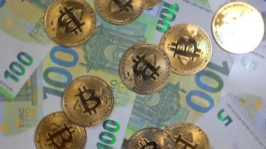 100 Euro 'luk banknotlarda Bitcoin Sikkeleri - Top View. Euro Para Nakiti ve Kripto Para Birimi. Yüz Euro 'luk banknot. Finans, Borsa, Engelleme ve Elektronik Para Konsepti - Çevirme Sola