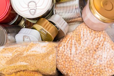 Bağış Kutusu Bedava Yemek. İçinde konserve yiyecek, mısır gevreği ve market olan bir karton kutu. Yemek rezervleri. Kriz anında acil durum gıda deposu. Ücretsiz Sosyal Yardım, Lütuf ve Bakım. Stratejik Gıda Malzemeleri