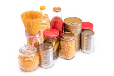Yiyecek Rezervleri: Konserve Gıda, Spagetti, Pate, Tuna, Domates Suyu, Makarna, Balık ve Market. Kriz anında acil durum gıda deposu. Stratejik Gıda Kaynakları - İzolasyon