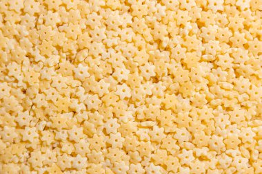 Pişmemiş Stelline Makarna: Gurme Aşçılığı İçin Canlı ve Dokulu Bir Arkaplan Oluşturan Stelline Makarna Mutfağı. Kuru makarna. Raw Macaroni - Top View, Düz Yat