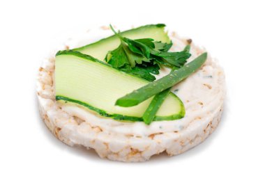 Taze salatalık ve yeşillikli vejetaryen pirinç keki sandviçi. Beyaz arka planda izole edilmiş. Vejetaryen Diyet Yemekleri. Hızlı ve sağlıklı sandviçler. Taze dolgulu çıtır ekmek. Beslenme Atıştırması