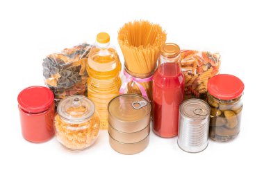 Gıda rezervleri: Konserve yiyecek, spagetti, domates suyu, makarna ve market - beyaz arka planda izole edilmiş. Kriz anında acil durum gıda deposu. Stratejik Gıda Kaynakları - İzolasyon
