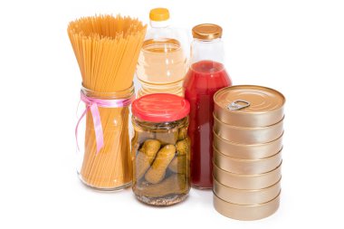 Yiyecek Rezervleri: Konserve Gıda, Spagetti, Pate, Tuna, Domates Suyu, Makarna, Balık ve Market. Kriz anında acil durum gıda deposu. Stratejik Gıda Kaynakları - İzolasyon