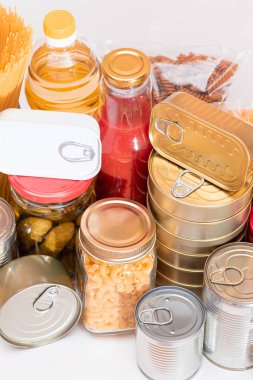 Gıda rezervleri: Konserve yiyecek, spagetti, börek, ton balığı, domates suyu, makarna, balık ve market. Kriz anında acil durum gıda deposu. Stratejik Gıda Malzemeleri