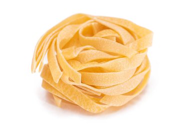 Klasik bir İtalyan çiğ yumurtası Fettuccine - Beyaz arka planda izole edilmiş. Kuru, bükülmemiş, pişmemiş makarna. İtalyan Kültür ve Mutfağı. Çiğ Altın Makarna Deseni - İzolasyon