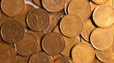 20 Euro Cent Bozukluğu, Dönen Para Arkaplanı - Top View. Euro Para Birimi. Bir sürü 20 Cent Cash. Altın Avrupailer. İş, Para ve Tasarruf Konsepti - Yavaş Döndürme Sağı