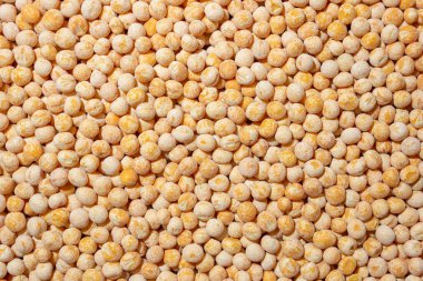 Pişmemiş Sarı Bezelye Cilalı Arka plan. Gurme Aşçılık İçin Canlı ve Dokulu Bir Arkaplan Oluşturan Kuru Bezelye Mutfağı. Dağınık Çiğ Bezelyeler. Sağlıklı Yeme Malzemeleri