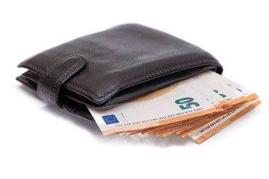 İçinde 50 Euro olan Siyah Deri Adamlar Cüzdanı Beyaz Arkaplanda İzole Edilmiş. Zenginliği, başarıyı ve sosyal statüyü sembolize eden Para dolu bir çanta - izolasyon