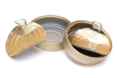 Kırık kapaklı iki boş teneke kutu beyaz arka planda izole edildi. Temiz kullanılmış alüminyum teneke kutular, izolasyon. Çözünmeyen İnorganik Atık