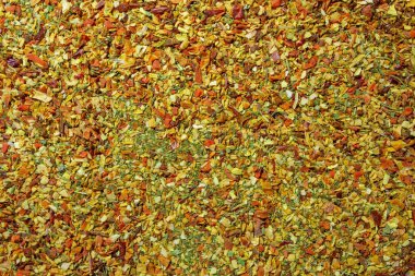 Canlı ve Renkli Sebze Baharat Karışımı: Aromatik Baharat Mutfağı Mutfağı Arkaplanlı Gurme Yemekleri. Taze bitkiler ve baharatların ahenkli kombinasyonu - Üst Görünüm