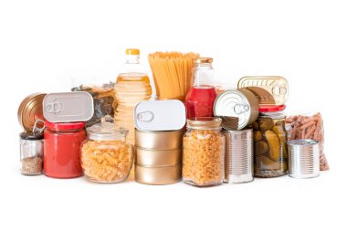 Gıda rezervleri: Konserve yiyecek, spagetti, domates suyu, makarna ve market - beyaz arka planda izole edilmiş. Kriz anında acil durum gıda deposu. Stratejik Gıda Kaynakları - İzolasyon