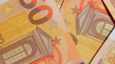 50 Euro 'luk banknotlar, döner para arkaplanı - Top View, Macro. Euro Para Birimi. Turuncu Kağıt Para. Bir sürü 50 Euro 'luk banknot. Ekonomi, Nakit ve Para Tasarruf Konsepti - Dönüşüm Sağı