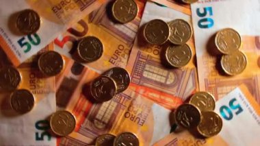 50 Euro 'luk banknotlara 20 Euro Cent madeni parası - Top View. Euro Para Birimi. Turuncu Kağıt Para. Bir sürü 20 Euro 'luk banknot. İş, Finans, Nakit ve Para Tasarruf Konsepti - Rotasyon Hakkı