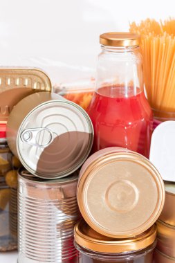 Yiyecek rezervleri: Konserve yiyecek, spagetti, domates suyu, makarna ve market. Kriz anında acil durum gıda deposu. Stratejik Gıda Malzemeleri
