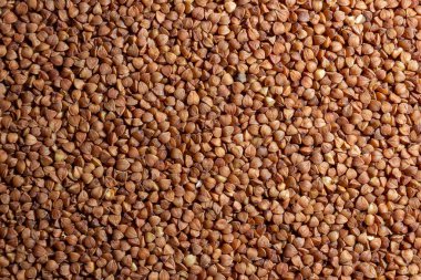 Kuru pişmemiş kahverengi karabuğday tarlası arka planı - Top View, Düz Yat. Çiğ Büyük Karabuğday Taneleri. Rus, Ukrayna ve Beyaz Rusya Kültürü