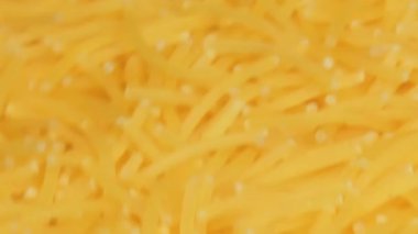 Pişmemiş Çiğ Erişte Dönen Makro. Kuru Vermicelli Dönüş - Yakın plan. Çiğ Makarna
