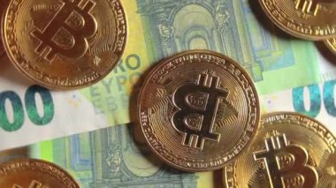 100 Euro 'luk banknotlarda Bitcoin Sikkeleri - Top View. Euro Para Nakiti ve Kripto Para Birimi. Yüz Euro 'luk banknot. Ekonomi, Borsa, Engelleme ve Elektronik Para Konsepti - Yavaş Döndürme Sağı