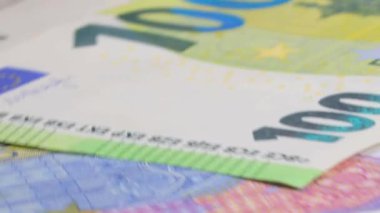 Avrupa Birliği Parası: Değişik Euro Banknotları - Yakın plan. Avrupa para birimi. Renkli Kağıt Para. Bir sürü Euro Cash. Gelir, Gelir, Tasarruf ve Zenginlik Konsepti