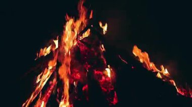 Büyük Kamp Ateşi, Sabah Erkenden veya Akşam Mavi Gök 'e Karşı Yanıyor. Ateşe odun. Uçan Kıvılcım. Seyahat ve Turizm Konsepti. Yaz 'da Devasa Şenlik Ateşi' nden Kalanlar - Statik Çekim, Zaman Aşımı