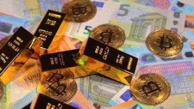 Değişik Euro Banknotları üzerinde Bitcoin bozuklukları olan Fine Gold Bar 'lar. Avrupa para birimi. Renkli Kağıt Para. Bir sürü Euro Cash. Gelir, Gelir, Kripto Para Birikim ve Zenginlik Konsepti