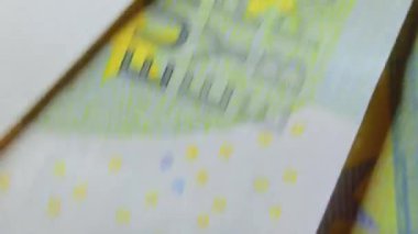100 Avro Fatura, Dönen Para Arkaplanı - En İyi Görünüm, Makro. Euro Para Birimi. Yeşil Kağıt Para. Yüz Euro banknot. İş, Finans, Para ve Tasarruf Konsepti - Açısal Dönüşüm