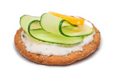 Taze salatalıklı çıtır krakerli sandviç, sarı paprika ve süzme peynirli beyaz üzerine izole edilmiş. Kolay Kahvaltı 'da. Hızlı ve sağlıklı sandviçler. Lezzetli dolgulu kızarmış ekmek. Sağlıklı Beslenme Atıştırması