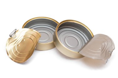 Kırık kapaklı iki boş teneke kutu beyaz arka planda izole edildi. Temiz kullanılmış alüminyum teneke kutular, izolasyon. Çözünmeyen İnorganik Atık