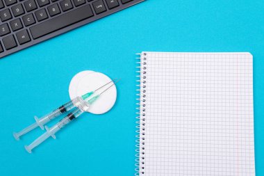 Aşı, Bağışıklık Bilimi veya Yeniden Aşılama Konsepti - İki Tıbbi Şırınga Bir Hastane veya Klinikte Mavi Masada Yatar. Açılmış Boş Notepad - Kopya Boşluğu ile Mock Up