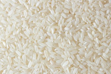 Kuru Pişmemiş Beyaz Pirinç Arkaplanı - Üst Manzara, Düz Yat. Çiğ Uzun Taneli Pirinç. Asya mutfağı ve kültürü. Sağlıklı beslenme malzemeleri. Diyet Yemekler