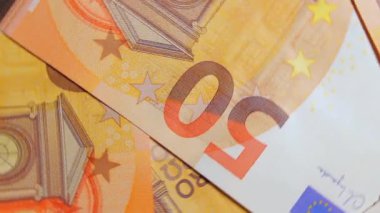 50 Euro 'luk banknotlar, döner para arkaplanı - Top View, Macro. Euro Para Birimi. Turuncu Kağıt Para. Bir sürü 50 Euro 'luk banknot. Finansal, Nakit ve Para Tasarruf Konsepti - Dönüşüm Sola