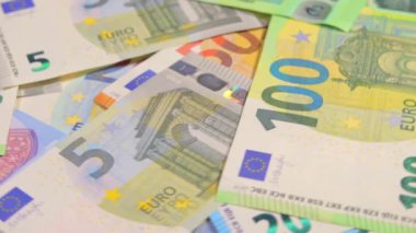 Avrupa Birliği parası: Değişik Euro banknotları. Avrupa para birimi. Renkli Kağıt Para. Bir sürü Euro Cash. Gelir, Gelir, Tasarruf ve Zenginlik Konsepti - Yakın plan