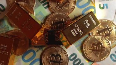 100 Euro 'luk banknotlarda Bitcoin' li Parlak Altın Çubuklar - Top View. Euro Para Birimi. Yüz Euro banknot. Başarı, Finans, Kripto Para Birimi ve Zenginlik Konsepti - Dönüşüm Sola