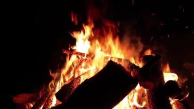 Karanlık Orman 'da Gece Ateşi Yanıyor - Yavaş Hareket. Gece vakti Alevli Kamp Ateşi. Şenlik Ateşi için yer. Ateş Çukuru, Ateş Altında Orman, Uçan Kıvılcımlar ve Duman - Statik Atış