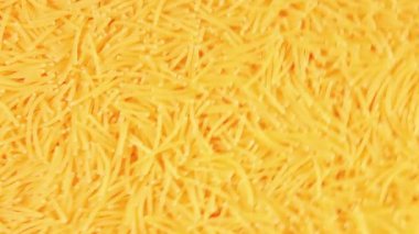 Pişmemiş Eriştenin Arkaplanı Saat Yönünün Tersine Dönüyor - Üst Görünüm, Açısal Döndürme. Kuru Vermicelli Dönüşü dokusu. Çiğ Makarna - Sol Döndürme