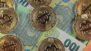 100 Euro 'luk banknotlarda Bitcoin Sikkeleri - Top View. Euro Para Nakiti ve Kripto Para Birimi. Yüz Euro 'luk banknot. Ekonomi, Borsa, Engelleme ve Elektronik Para Konsepti - Yavaş Döndürme Sağı