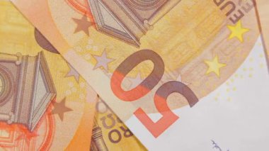 50 Euro 'luk banknotlar, Dönen Para Arkaplanı - Top View. Euro Para Birimi. Turuncu Kağıt Para. Bir sürü 50 Euro 'luk banknot. İş, Finans, Para ve Tasarruf Konsepti - Yavaş Dönüşüm Sağı