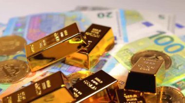 Değişik Euro Banknotları üzerinde Bitcoin bozuklukları olan Fine Gold Bar 'lar. Avrupa para birimi. Renkli Kağıt Para. Bir sürü Euro Cash. Gelir, Gelir, Kripto Para Birikim ve Zenginlik Konsepti