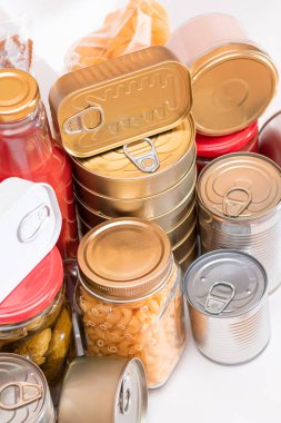 Gıda rezervleri: Konserve yiyecek, spagetti, börek, ton balığı, domates suyu, makarna, balık ve market. Kriz anında acil durum gıda deposu. Stratejik Gıda Malzemeleri