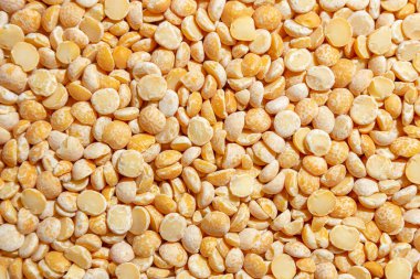 Pişmemiş Cilalı Bezelye Arkaplanı. Gurme Aşçılık İçin Canlı ve Dokulu Bir Arkaplan Oluşturan Kuru Bezelye Mutfağı. Dağınık Çiğ Bezelyeler. Sağlıklı Yeme Malzemeleri