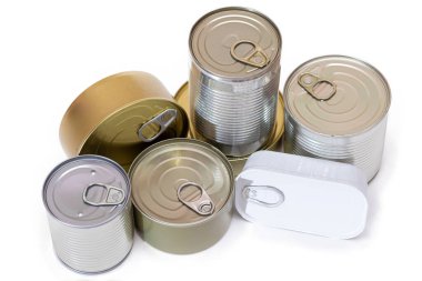 Beyaz Arkaplanda Boş Kenarlı Yığılmış Teneke Kutular Grubu. Konserve yiyecekler. Güvenli ve uzun vadeli yiyecek depolamak için farklı alüminyum kutular. Çelik Mühürlü Yiyecek Depolama Kutuları - İzolasyon