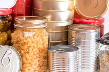Gıda rezervleri: Konserve yiyecek, spagetti, börek, ton balığı, domates suyu, makarna, balık ve market. Kriz anında acil durum gıda deposu. Stratejik Gıda Malzemeleri
