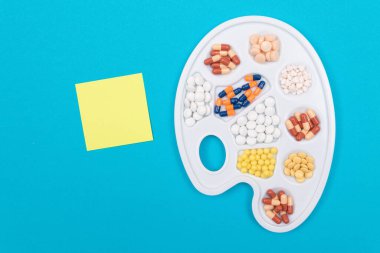 Global Eczacılık Endüstrisi ve İlaç Ürünleri - Beyaz Sanat Paleti Üzerine Farklı Renkli Haplar, Tabletler ve Kapsüller