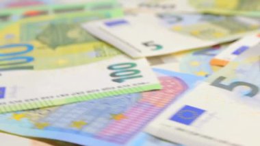 Avrupa Birliği parası: Değişik Euro banknotları. Avrupa para birimi. Renkli Kağıt Para. Bir sürü Euro Cash. Gelir, Gelir, Tasarruf ve Zenginlik Konsepti