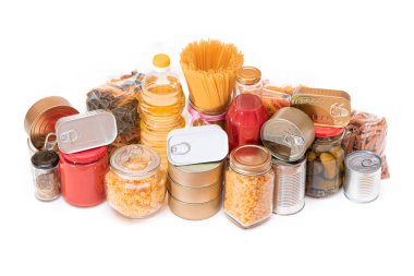 Gıda rezervleri: Konserve yiyecek, spagetti, domates suyu, makarna ve market - beyaz arka planda izole edilmiş. Kriz anında acil durum gıda deposu. Stratejik Gıda Kaynakları - İzolasyon