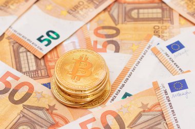 50 Euro 'luk banknotlarda bir yığın Bitcoin Sikkesi. Euro Para Birimi ve Kripto Para Birimi. Turuncu Kağıt Para. Bir sürü 50 Euro 'luk banknot. Para, Nakit, İsimsiz Ödemeler ve Para Tasarruf Konsepti