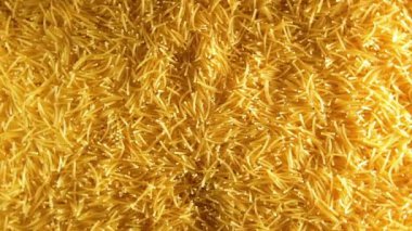 Saat Yönünde Yavaşça Dönen Pişmemiş Eriştelerin Arkaplanı - Üst Görünüm. Kuru Vermicelli Dönüşü dokusu. Low Key Light ile Çiğ Makarna - Sağ Döndürme