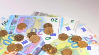 Avrupa Birliği Parası: Değişik Euro Banknotları ve 20 Cent Bozuklukları Dönüyor. Avrupa para birimi. Bozuk paralı renkli kağıt para. Bir sürü Euro Cash. Gelir, Gelir, Tasarruf ve Zenginlik Konsepti