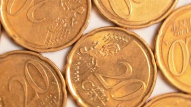 20 Euro Cent madeni para, döner para arkaplan - Top View, Macro. Euro Para Birimi. Bir sürü 20 Cent Cash. Altın Avrupailer. İş, Para ve Tasarruf Konsepti - Yavaş Döndürme Sağı